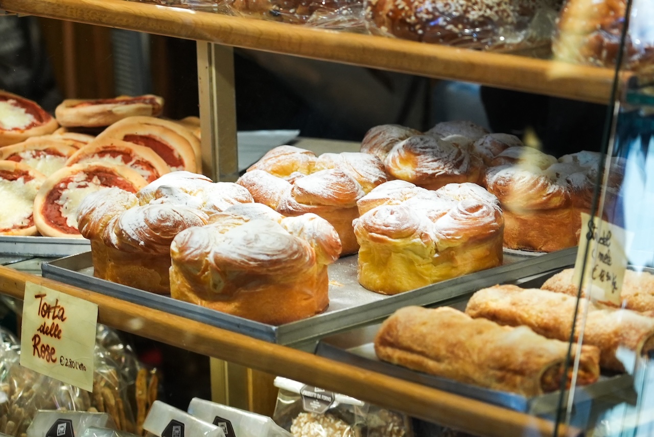 Torta delle rose in vetrina insieme ad altri dolci