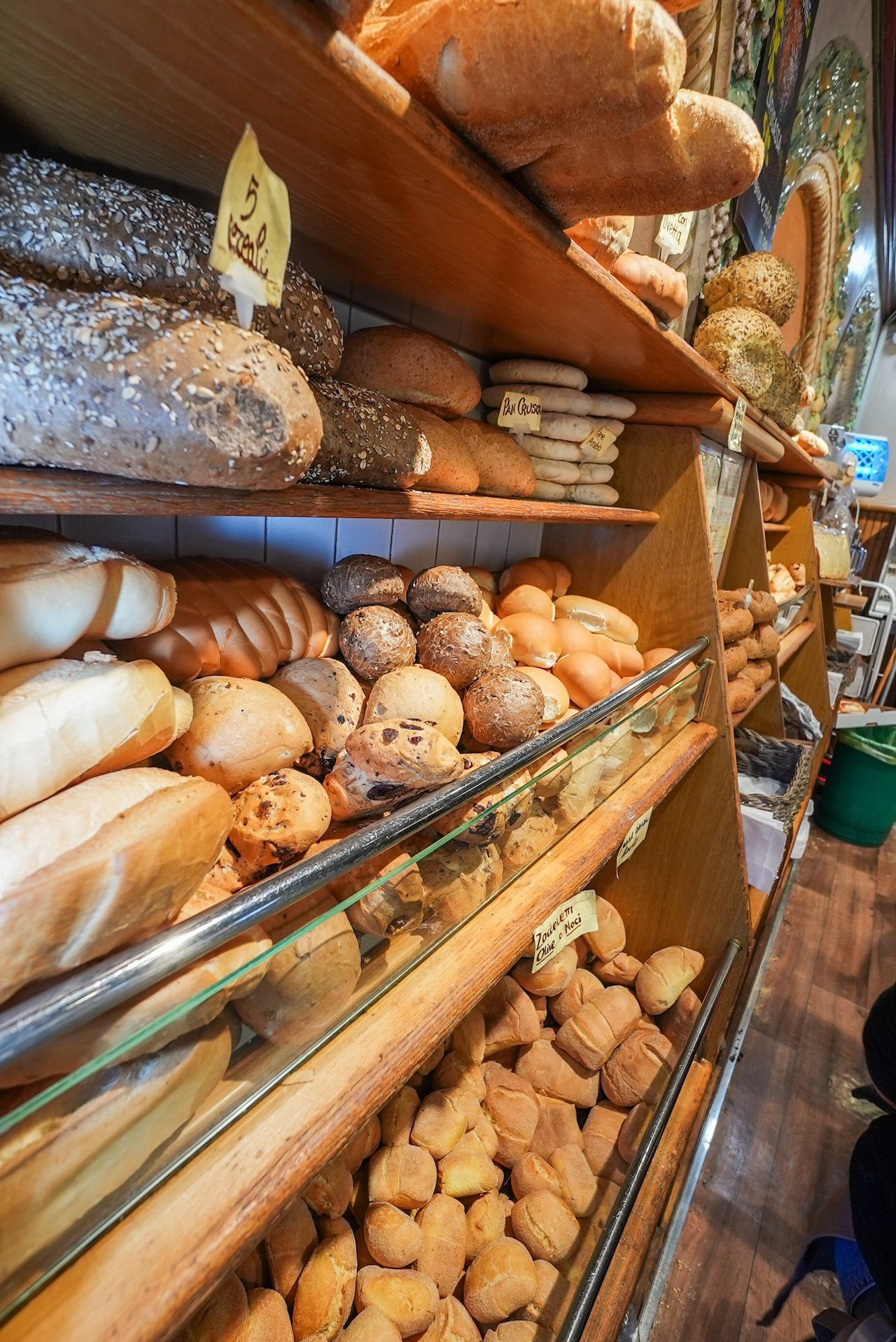 Pane appena sfornato esibito in dispenser