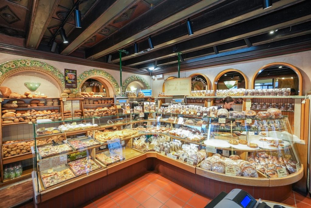 Foto della vetrina completa che esibisce prodotti da forno dolce e salato