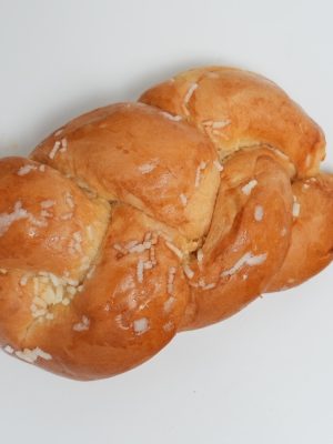 Dolce treccia vuota con zucchero